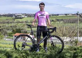 Sergio Trueba posa con su bicicleta. Camino de los 24 años cumple su sexta campaña en el Gomur.