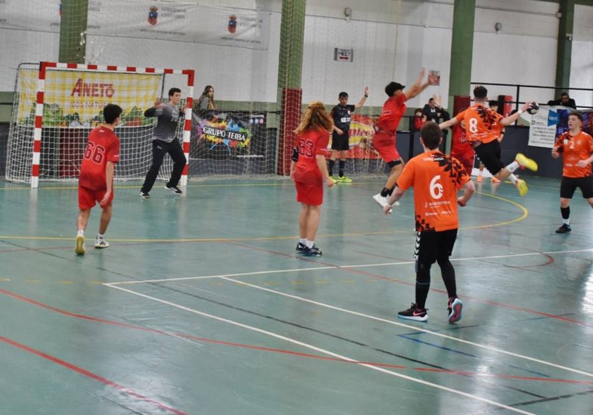 El BM Torrelavega se llevó la final ante el Loyola, la única final que perdió el equipo navarro.