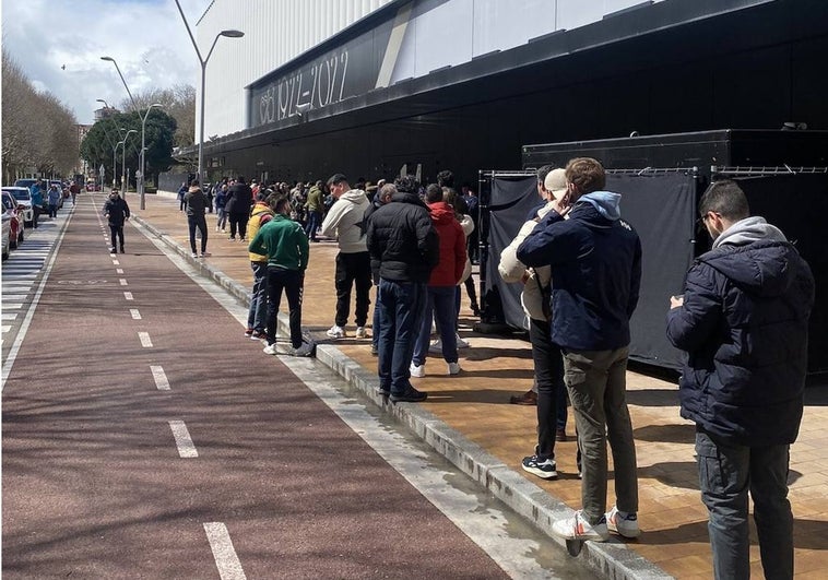 Colas a las 15.00 horas en la tienda del Burgos CF para adquirir una entrada para el partido ante el Racing