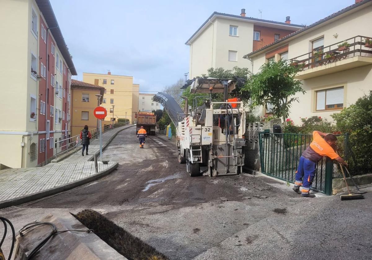 Obras de asfaltado de la calle Manuel Cortabitarte