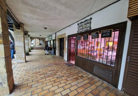 Comercios ubicados en la plaza del Rey de Santillana.