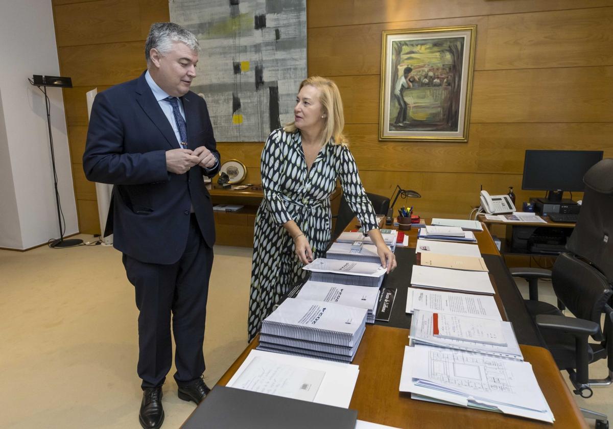 El consejero de Economía, Luis Ángel Agüeros, durante la entrega el pasado octubre de las Cuentas de 2024 a la presidenta del Parlamento.