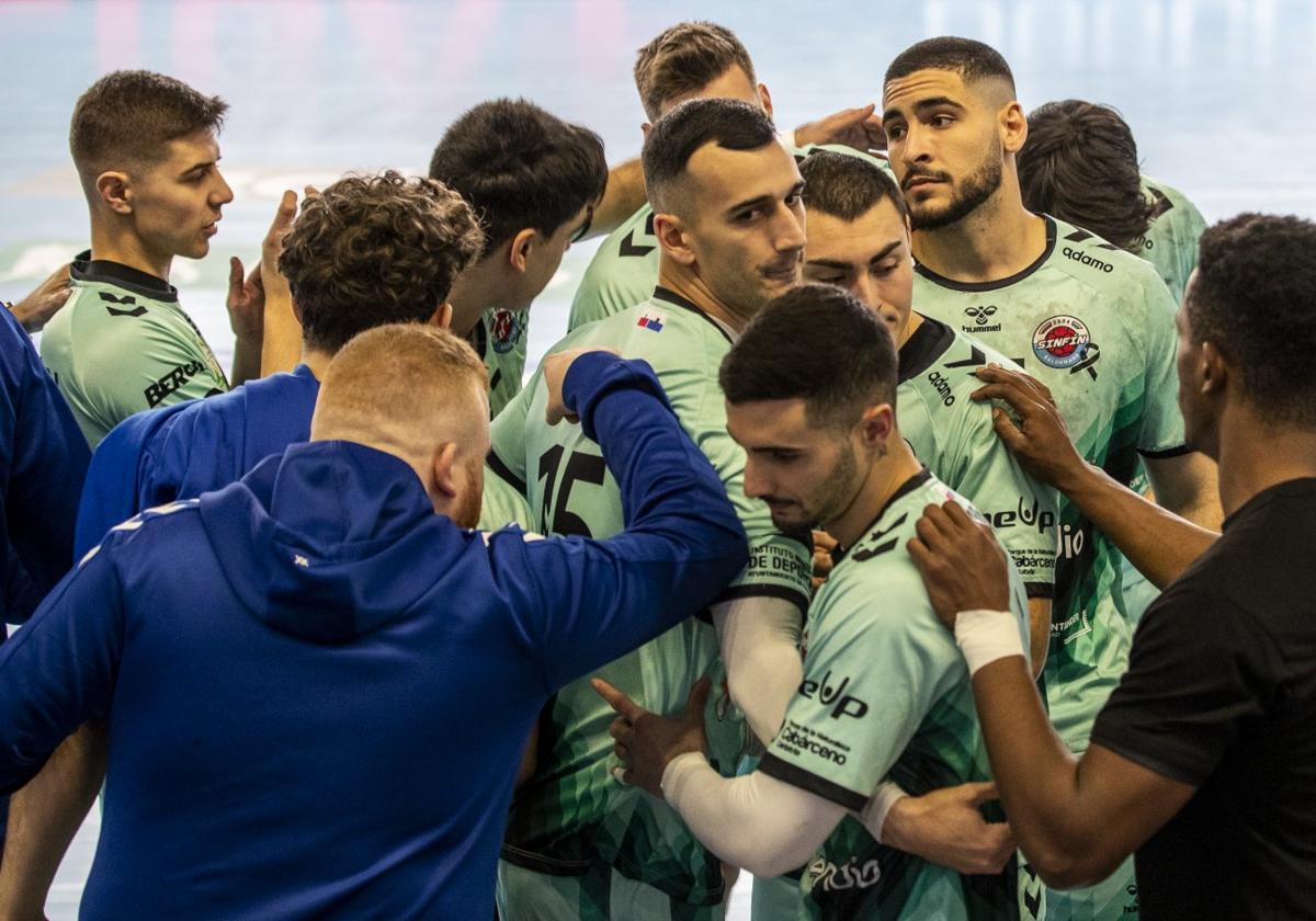 Unidad. Plantilla y cuerpo técnico del Blendio Sinfín hacen piña antes del partido contra Nava, última victoria de los santanderinos.