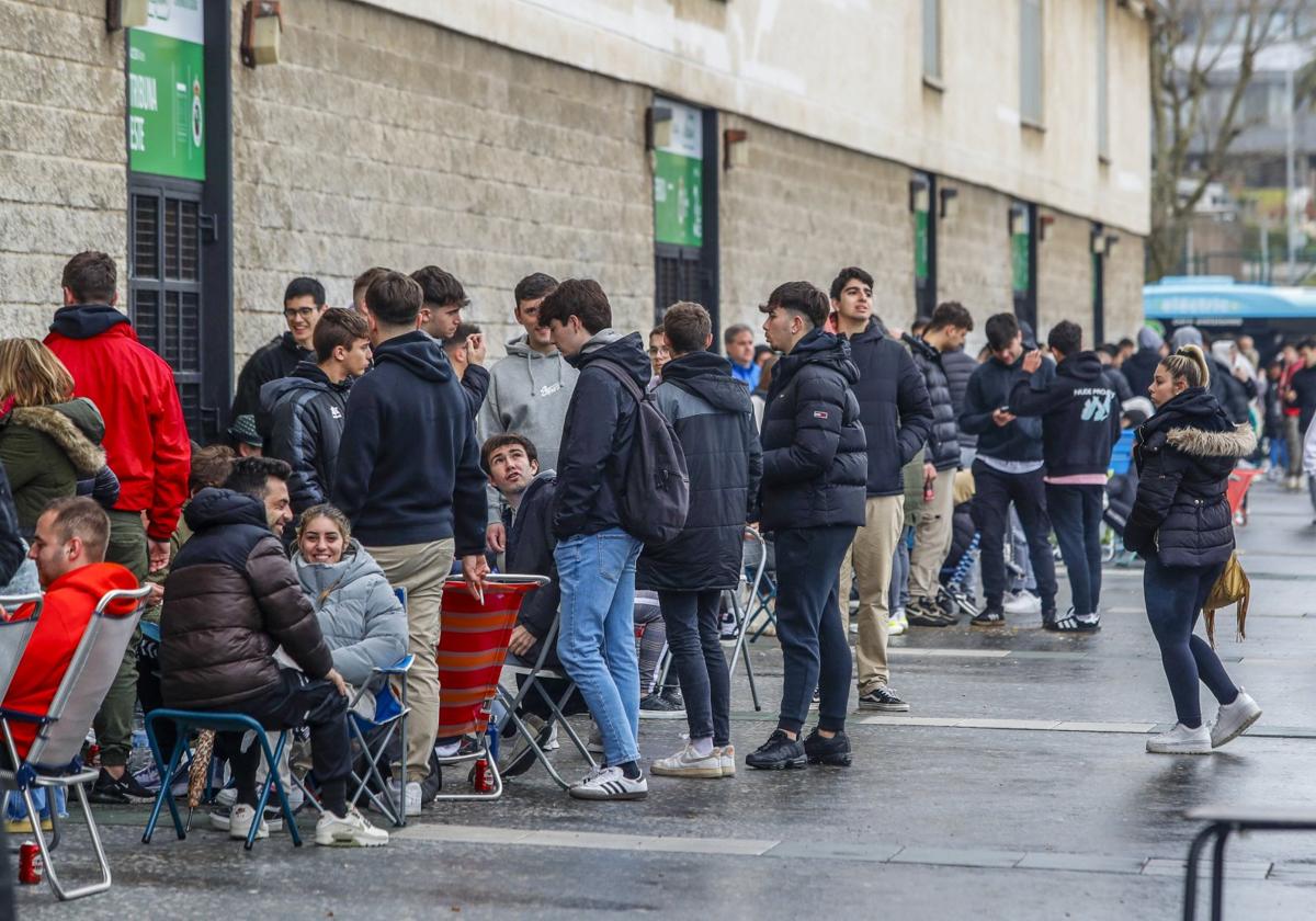 Los aficionados se divierten como pueden en las largas horas de espera en las colas de El Sardinero en busca de entradas para Gijón.