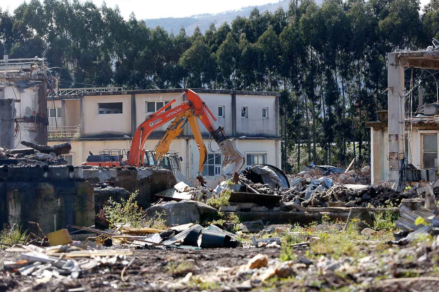 El Diario accede al antiguo complejo industrial de Torrelavega, ahora lleno de escombros.