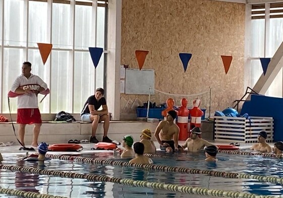 El último curso de socorrismo aprovechó las instalaciones de la piscina cubierta de Los Corrales.