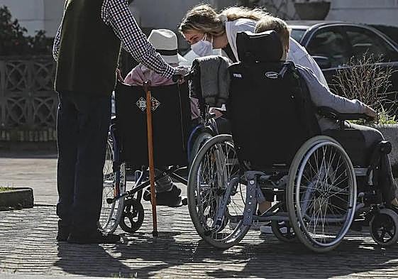Personas con dependencia de una residencia de mayores, durante la visita de familiares.