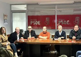 Pablo Zuluaga, junto a la diputada Norak Cruz y varios representantes del PSOE en Campoo en su visita a la sede socialista de Reinosa