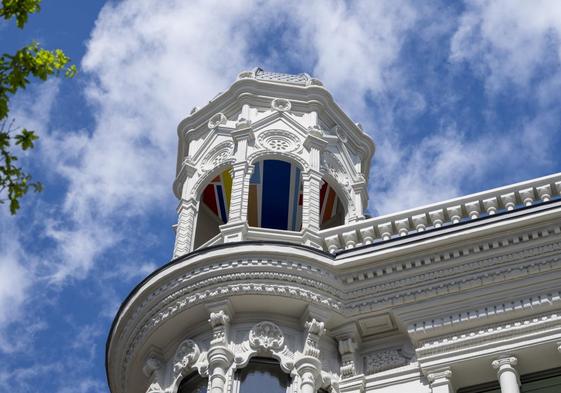 La artista ha asignado a cada cúpula de los cuatro torreones un modelo compositivo distinto, escogido entre los patrones de las piezas que conforman la obra del semisótano.