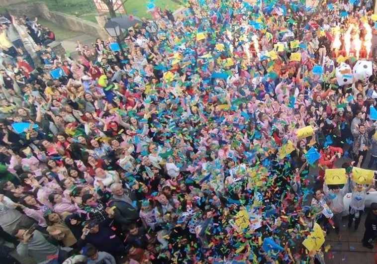 Cientos de personas cantaron y bailaron al ritmo de la sintonía del Grand Prix.