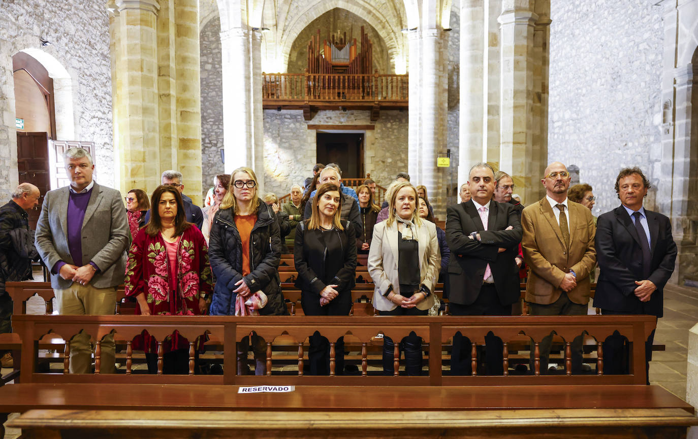 Los miembros del consejo de Gobierno de Cantabria -de izquierda a derecha, Luis Ángel Agüeros, Begoña Gómez, Eva Guillermina Fernández, María José Sáenz de Buruaga, Isabel Urrutia, Roberto Media, César Pascual y Carlos Palencia- asistieron a las 12.00 horas a la misa del Peregrino.