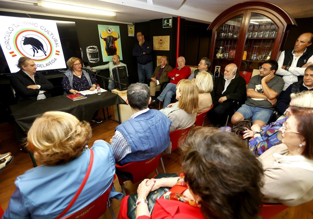 La periodista Nieves Bolado interviene durante la conferencia, ayer, en Torrelavega.