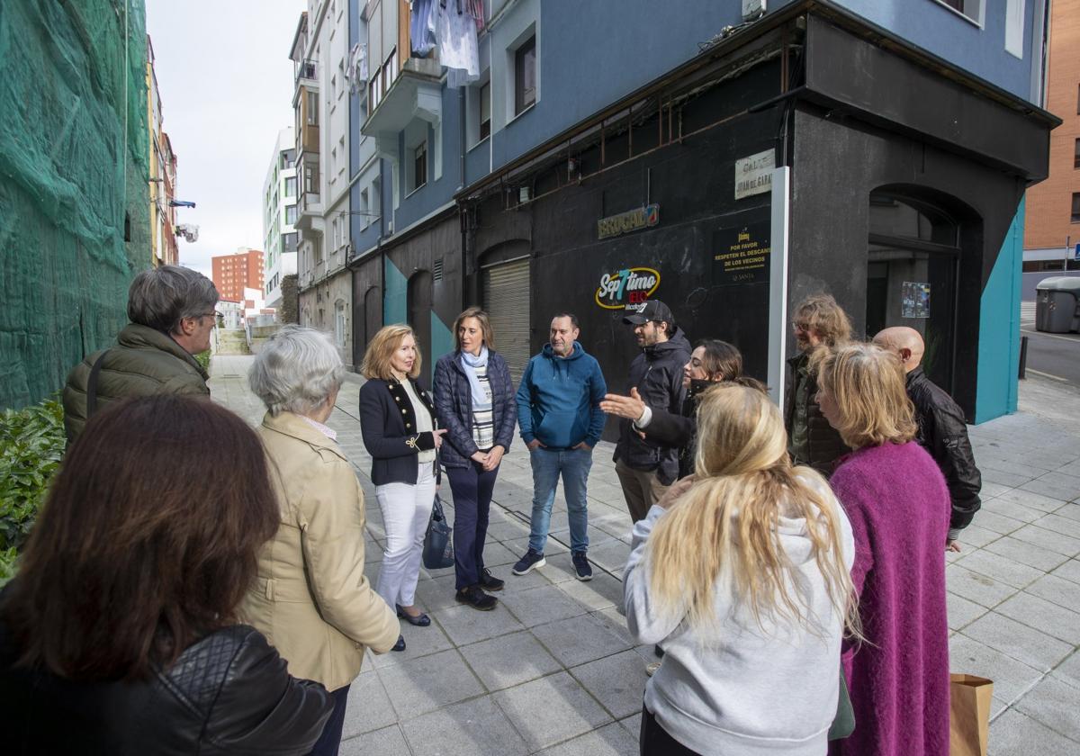 Vecinos de Alcázar de Toledo junto a la discoteca que genera conflictos.