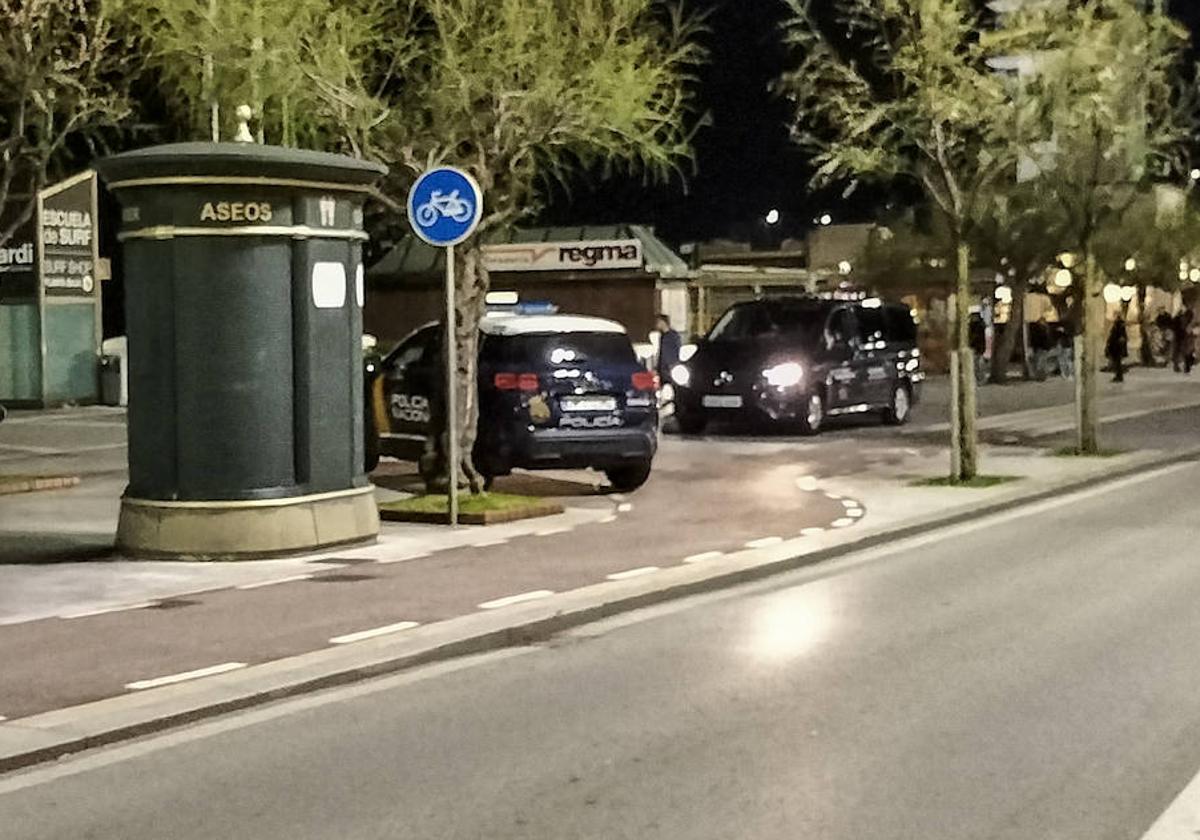 El cuerpo fue trasladado por una funeraria tras autorizar un juez el levantamiento del cadáver del indigente fallecido.