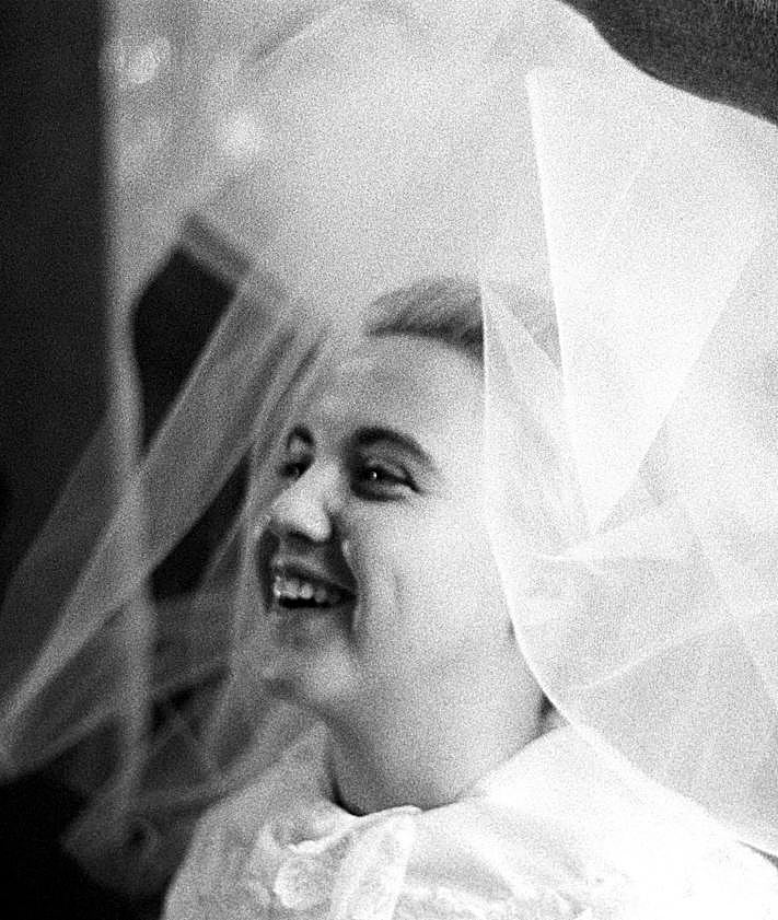 Imagen secundaria 2 - A la izquierda, abuela y nieta. Barcelona, 1976. De la serie 'La mujer marginada en la sociedad'. A la derecha, preparativos de la novia. Barcelona, 1963. De la serie 'Carrera femenina con seguro de vejez'.
