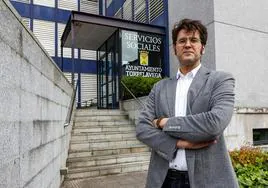 Alberto Rubio, junto a la entrada de la sede principal de Servicios Sociales en Torrelavega.