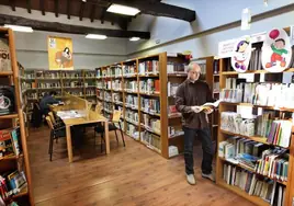 El bibliotecario, Alfredo Balbás, en el espacio dedicado a lectura o estudio.