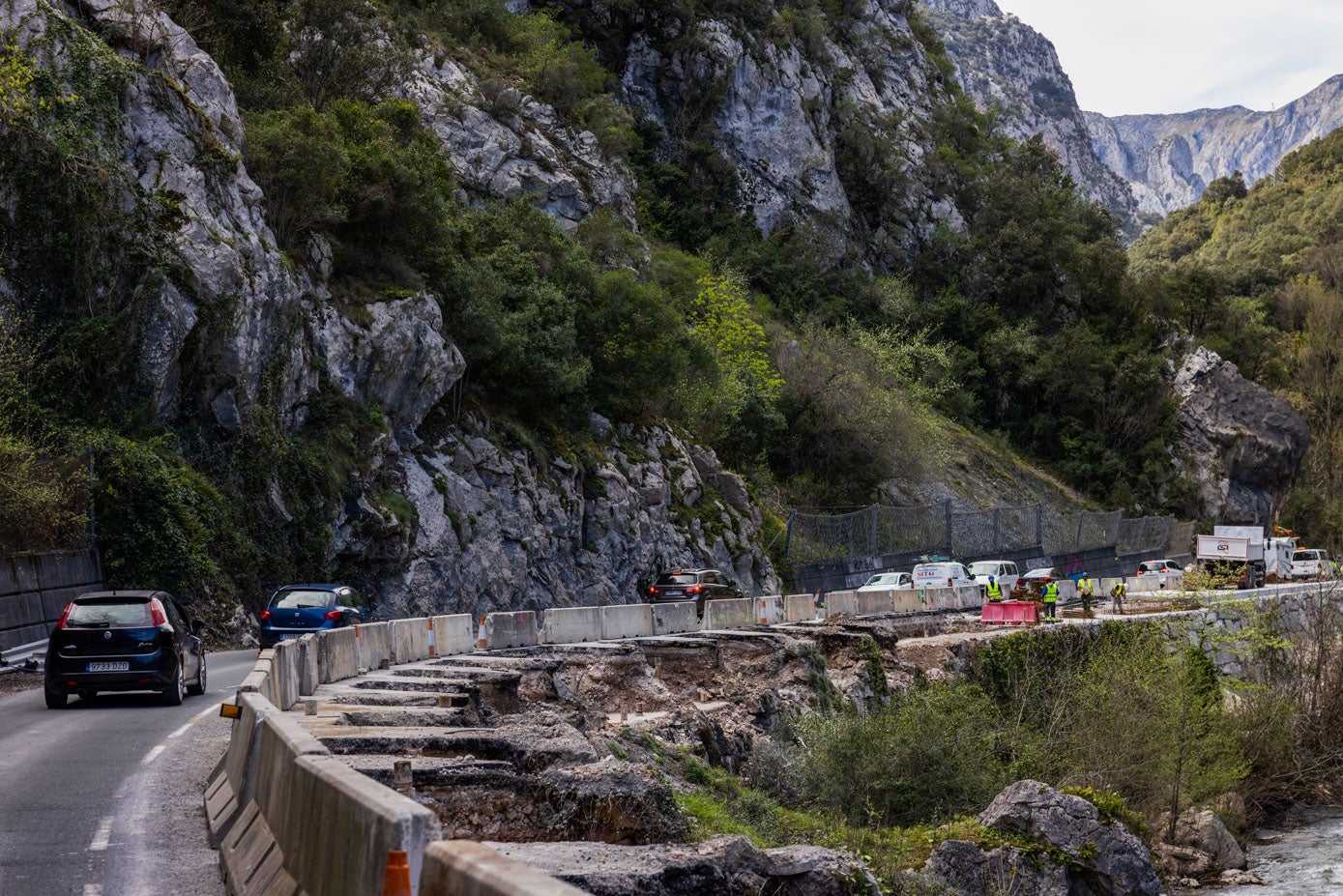 Una de las escolleras creadas para aumentar la calzada. En la nueva carretera, algunas zonas tenían una anchura de alrededor de 3,5 metros. Ahora, cada uno de los carriles sumará tres metros y tendrá sendos arcenes de un metro por cada carril.