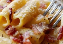 Pasta carbonara, típicamente italiana.