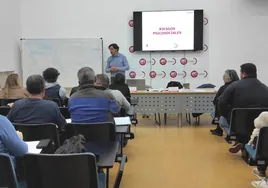 Primera jornada sobre riesgos psicosociales celebrada en la sede del sindicato en Torrelavega.