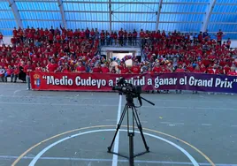 Medio millar de personas participaron ayer en la grabación del vídeo de presentación del municipio.