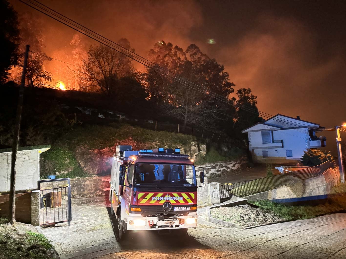 Un vehículo de los bomberos en una zona de Casar de Periedo afectada por los incendios forestales. 