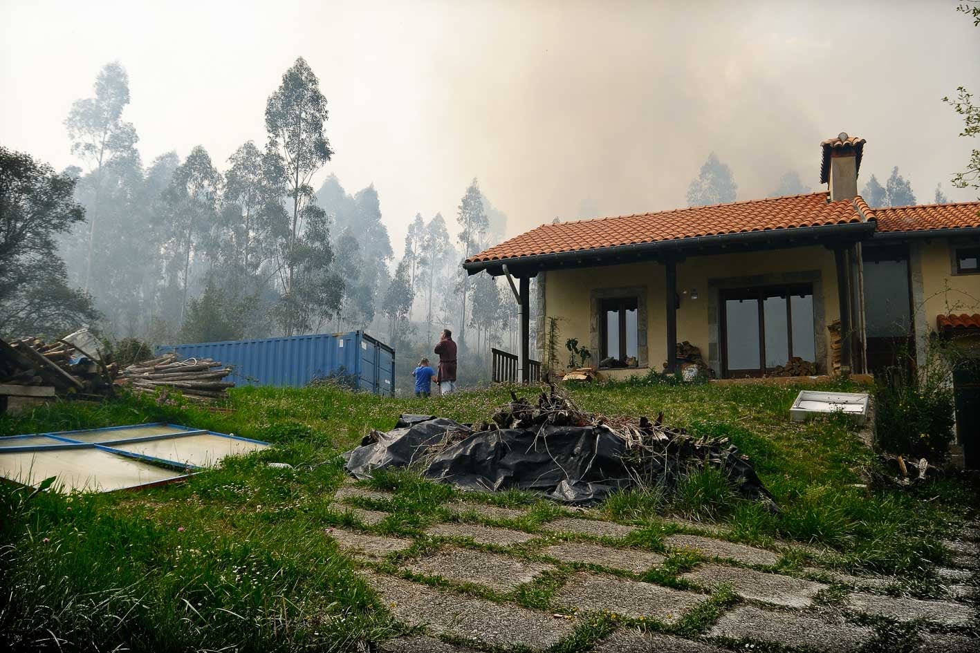 Fuego cerca de una vivienda en La Busta, en Alfoz de Lloredo. 