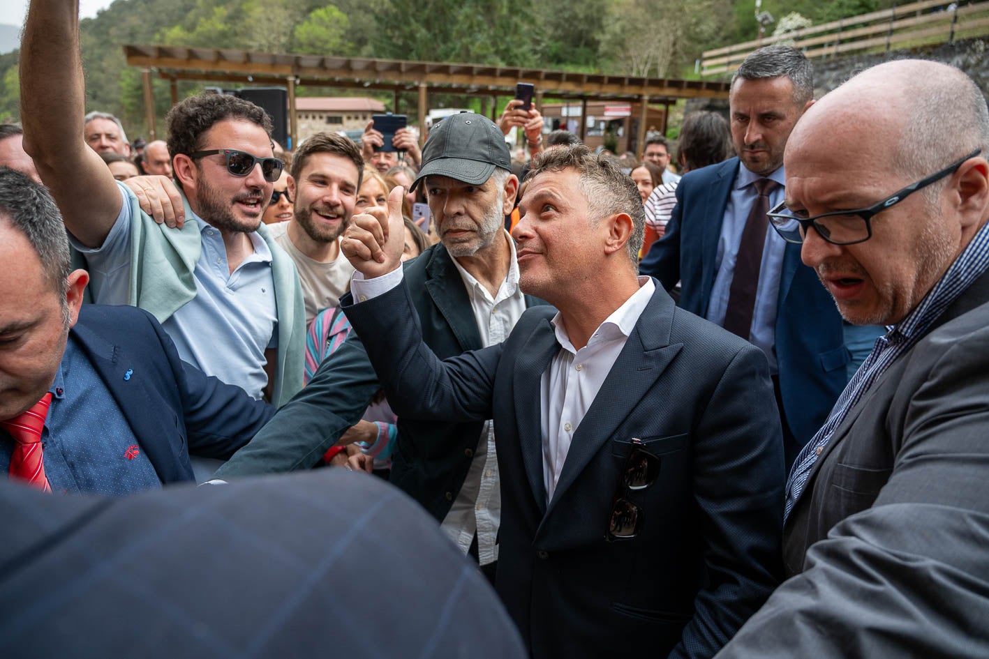 Alejandro Sanz llegando a Santo Toribio, donde le esperaban sus fans. 