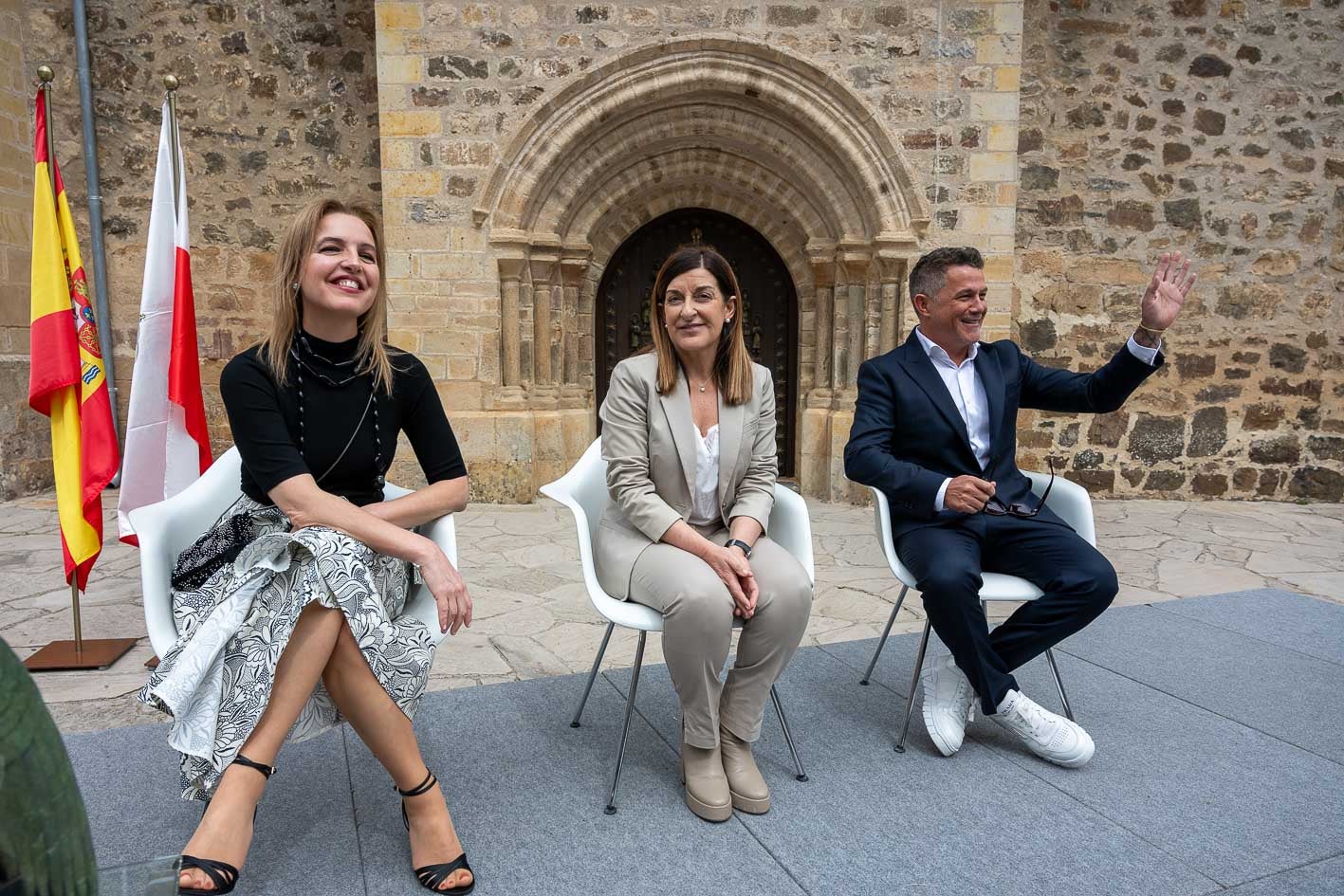 Los premiados junto a la presidenta de Cantabria al inicio del acto. 