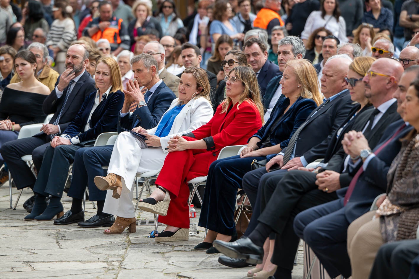 Isabel Urrutia, consejera de Presidencia y Justicia, Eugenia Gomez de Diego, delegada del Gobierno y María José González Revuelta, presidenta del Parlamento, entre otras autoridades, durante el acto de entrega del VI Premio Beato de Liébana.