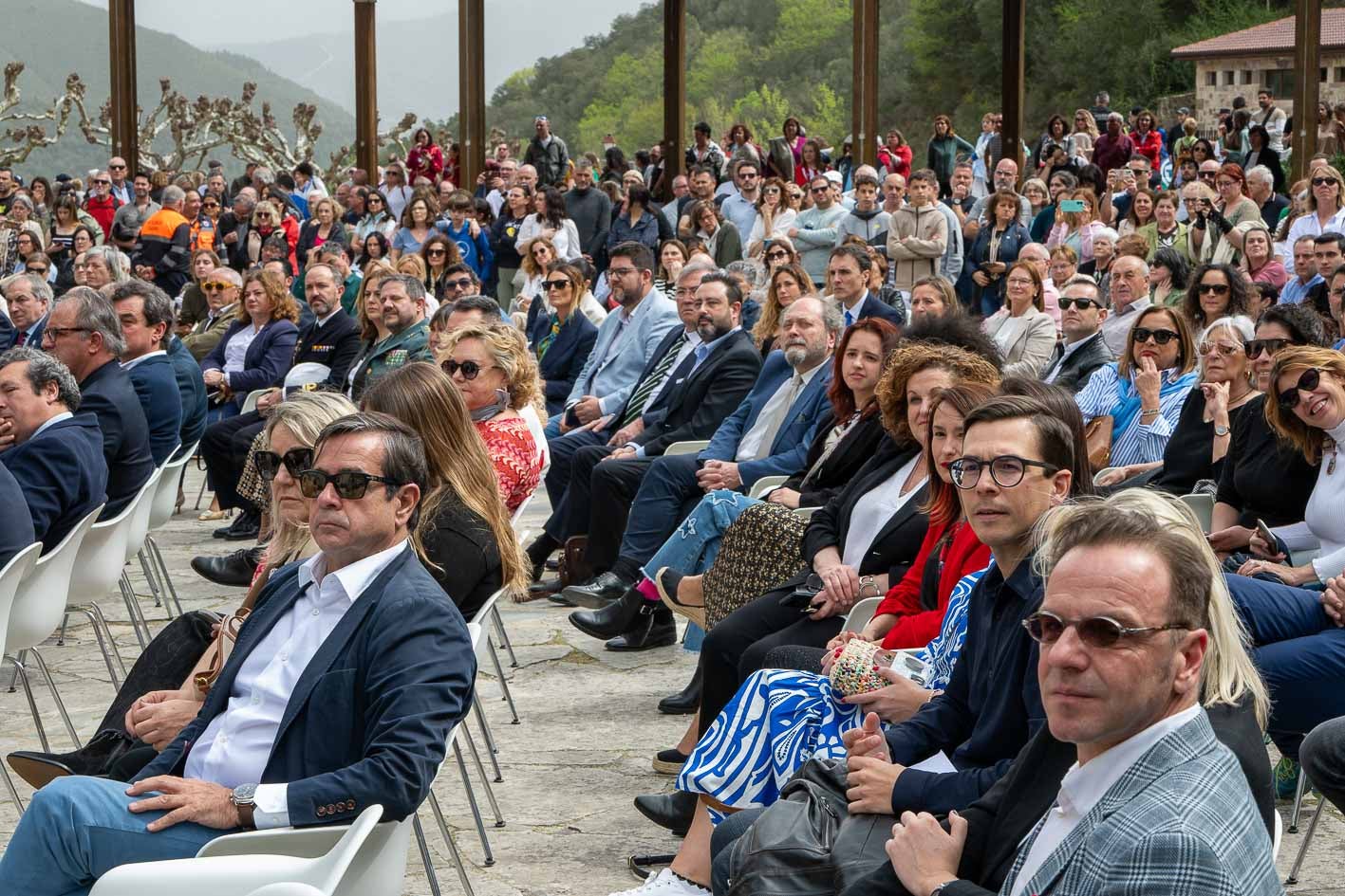 Cerca de un millar de asistentes acudieron a la explanada anexa al Monasterio de Santo Toribio.