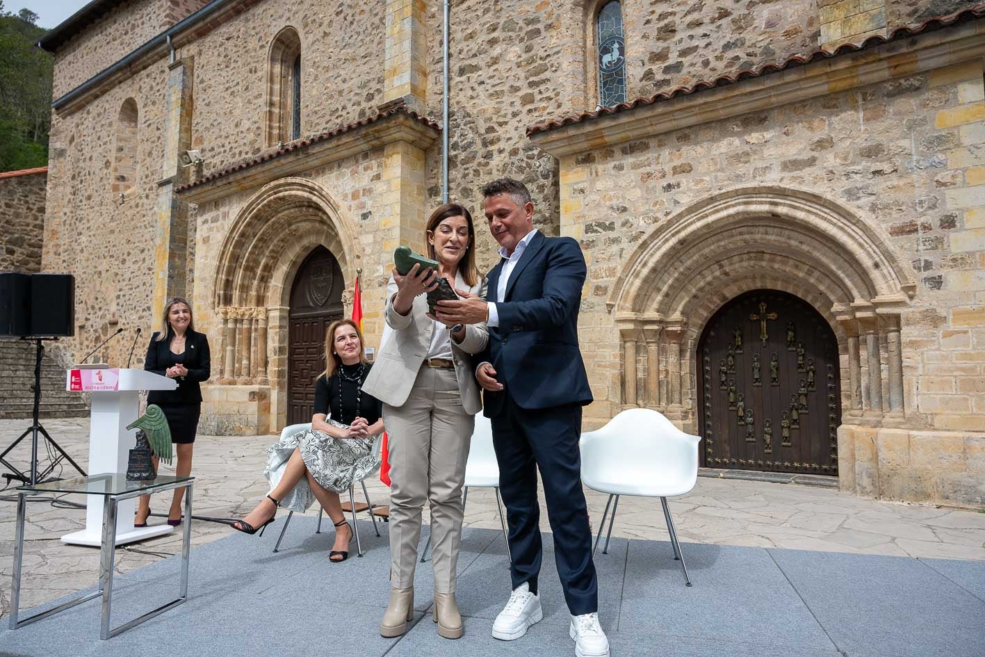 La presidenta regional, María José Sáenz de Buruaga, entrega el Premio Beato de Liébana, en la categoría de Entendimiento y Convivencia, al cantautor Alejandro Sanz.