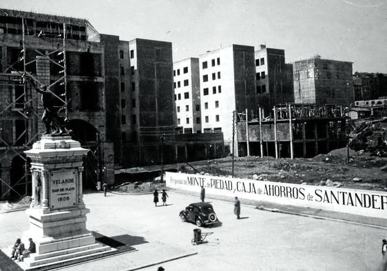 Imagen de la Plaza Porticada de Santander, en la primera mitad de siglo XX, con el solar de la sede principal de Caja Cantabria ya en obras.