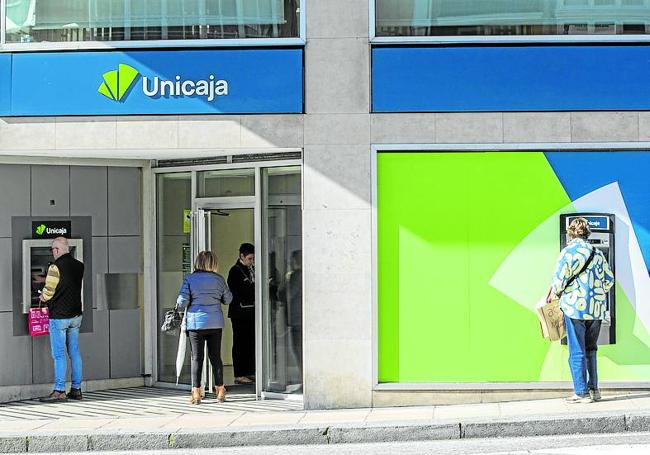 Nueva imagen corporativa de Unicaja en Santander. javier cotera