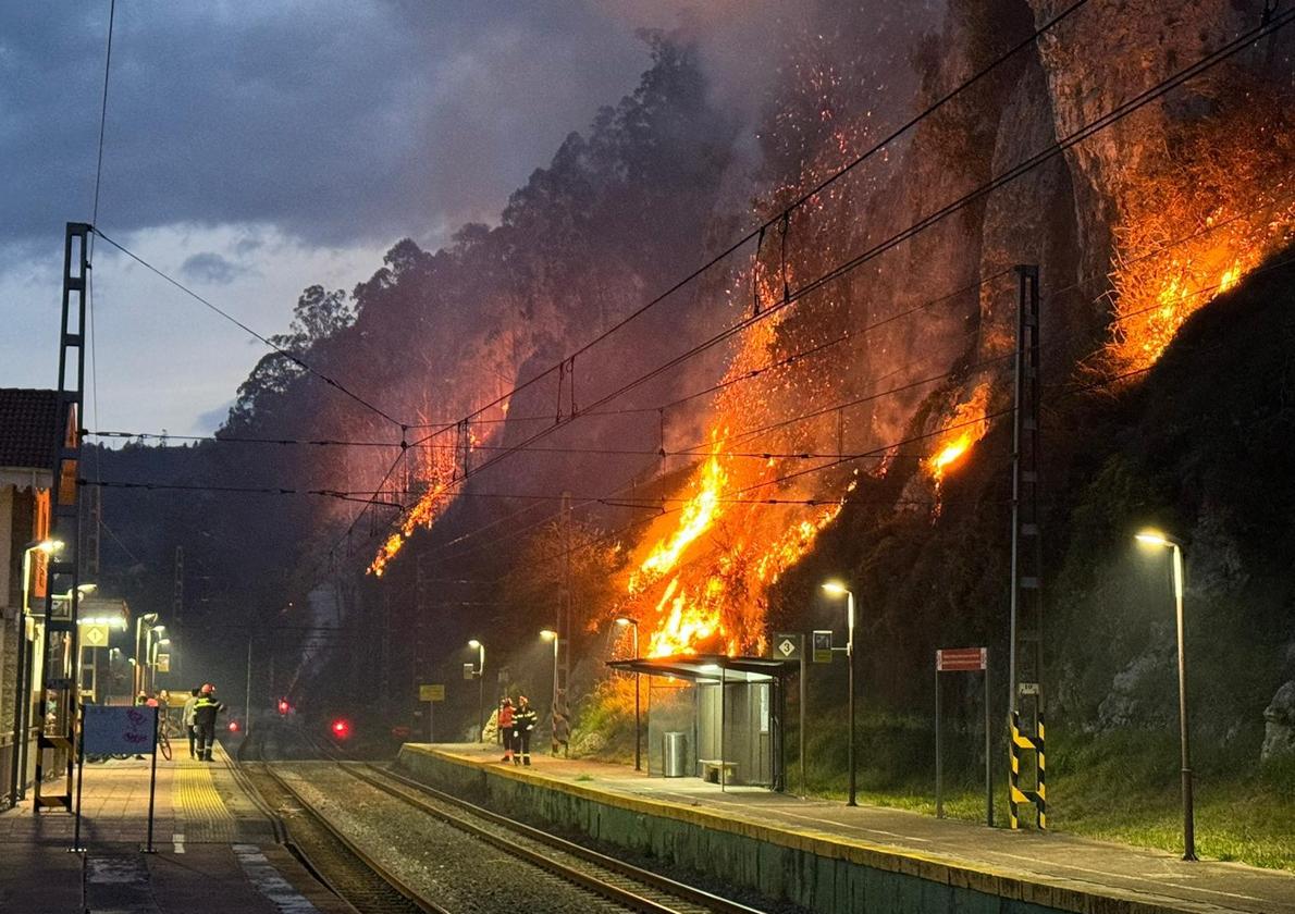 El fuego quema el monte que da a la estación de tren de Casar de Periedo.