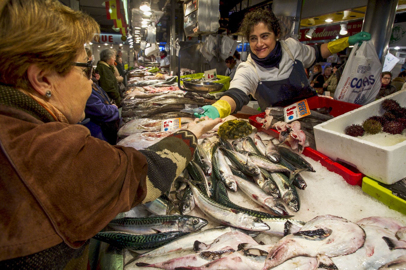 Una mujer hace la compra en la Pescadería Costas.