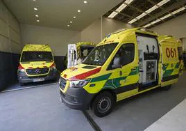 La nueva flota de ambulancias del servicio urgente, en la nave de Candina.