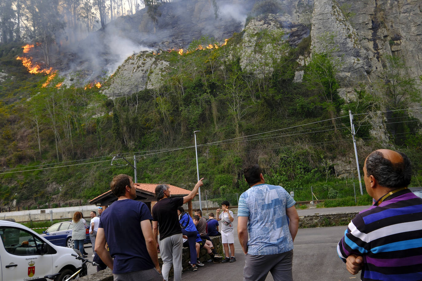 Vecinos de Cabezón de la Sal, este sábado, preocupados por la extensión del incendio.