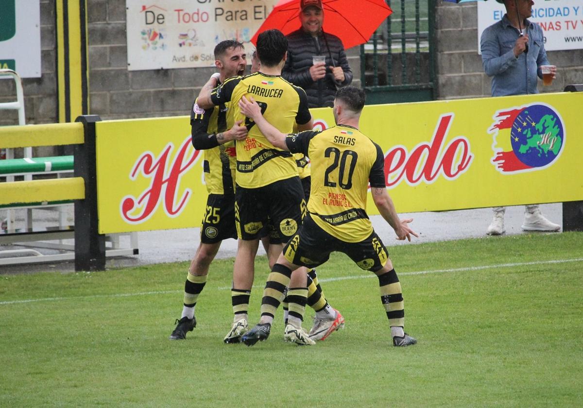 Los jugadores del Cayón celebran el tanto del empate a dos, obra de Saúl.