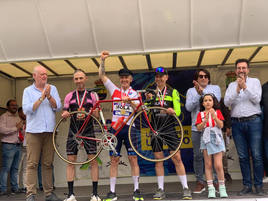 Óscar Negrete, campeón regional máster, corrió en Colindres con la bicicleta con la que competía su padre cuando él era un niño,