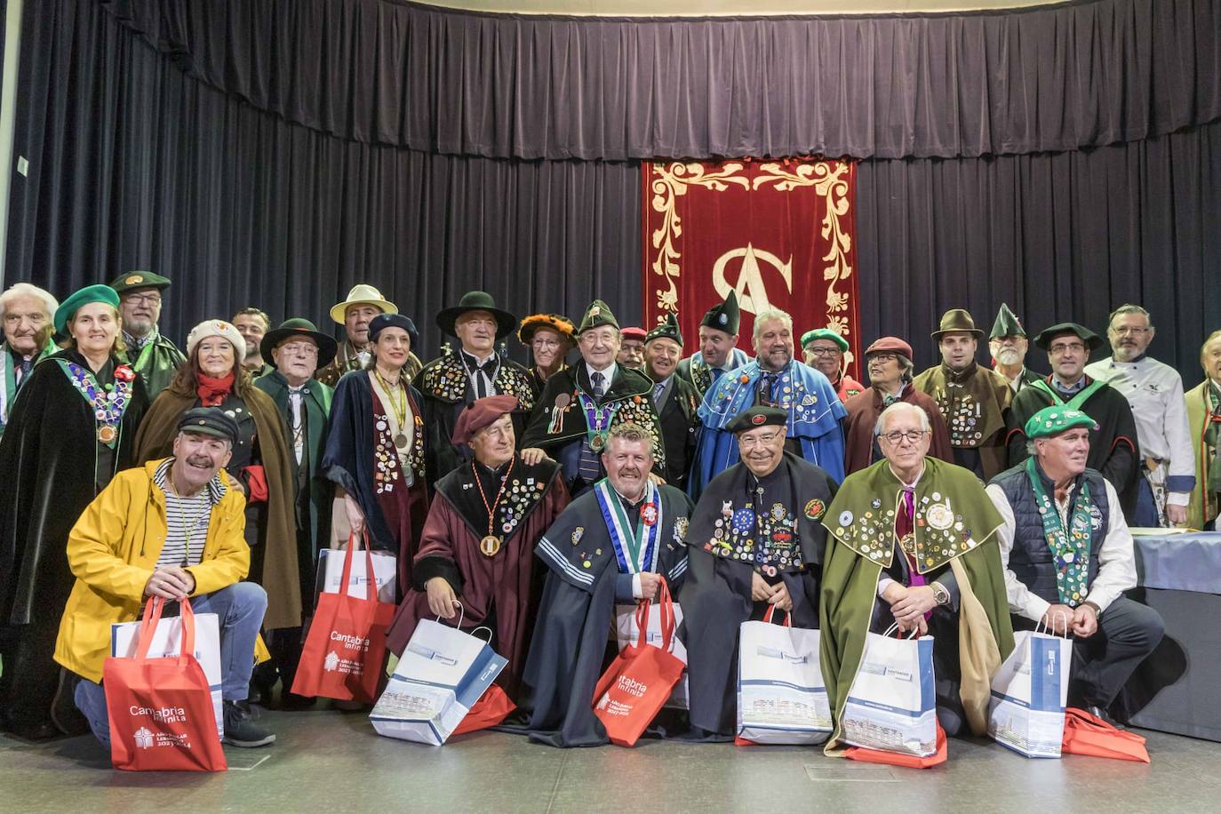 Los miembros de las cofradías invitadas posan junto a los representantes de la cofradía anfitriona. 