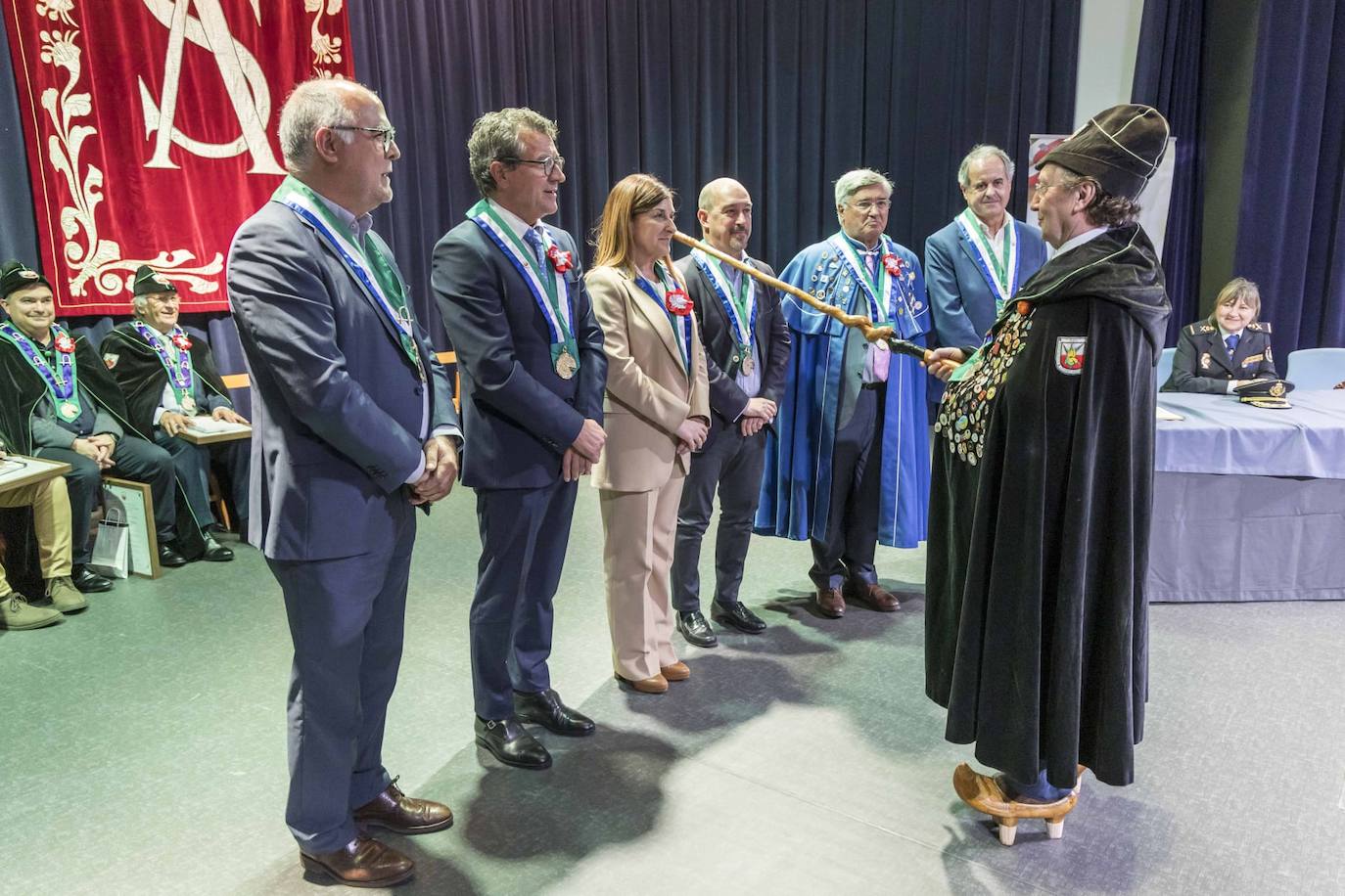 José Luis Arteche, Javier Crespo, María José Sáenz de Buruaga, Álvaro Lavín, Antonio Monteil y José Canduela fueron nombrados cofrades de honor y recibieron el collar representativo de manos del Gran Maestre, Miguel Ángel Díaz.