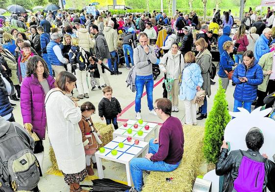 La plaza de Soto de la Marina se llenó de público en torno a las actividades y puestos gastronómicos.