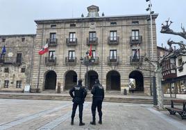 Dos policías locales frente a la sede antigua en los bajos del Ayuntamiento de Reinosa.