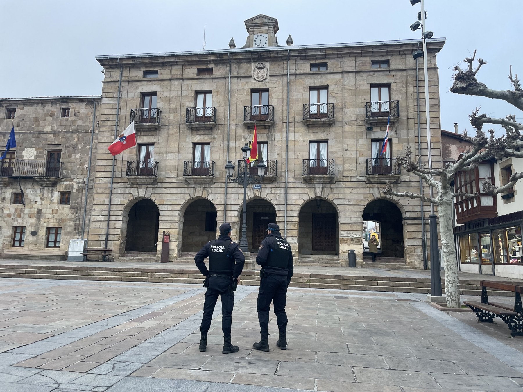 Dos policías locales frente a la sede antigua en los bajos del Ayuntamiento de Reinosa.