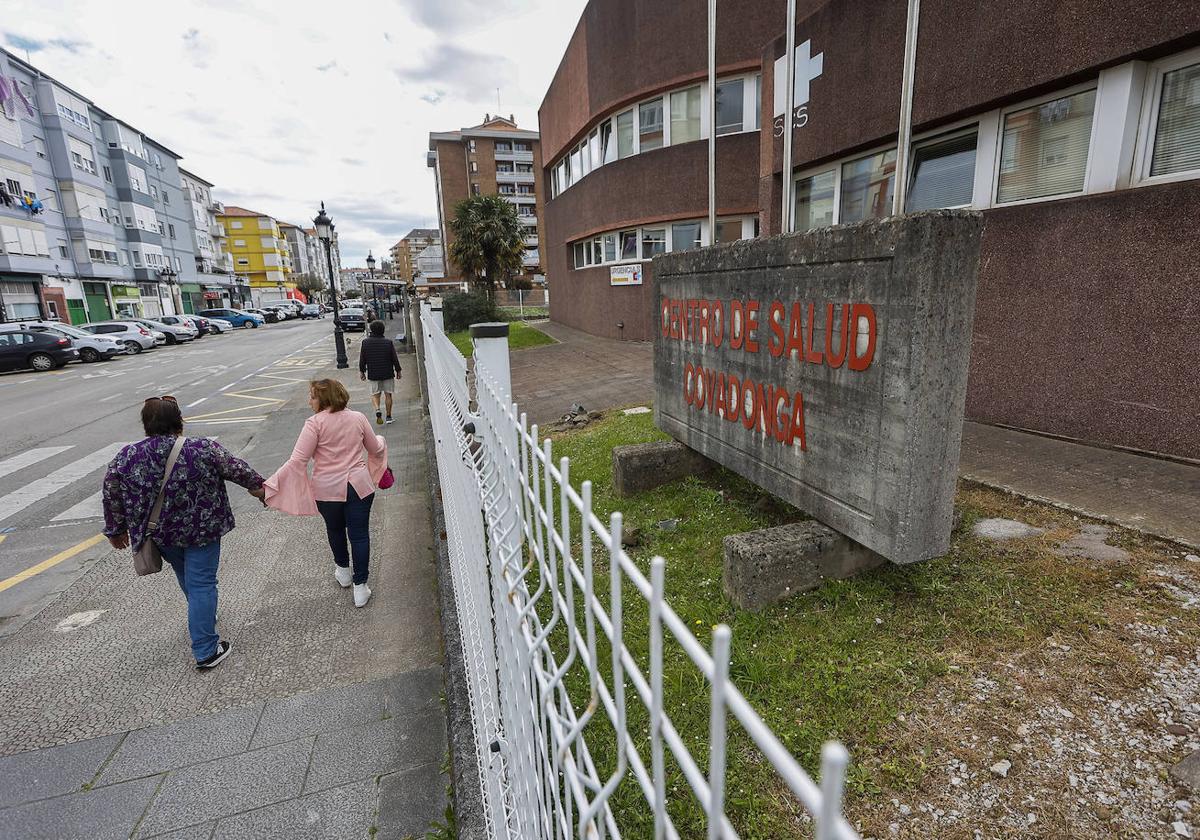 Entrada principal del Centro de Salud Covadonga, una de las zonas del edificio cerradas por la aparición de grandes grietas.