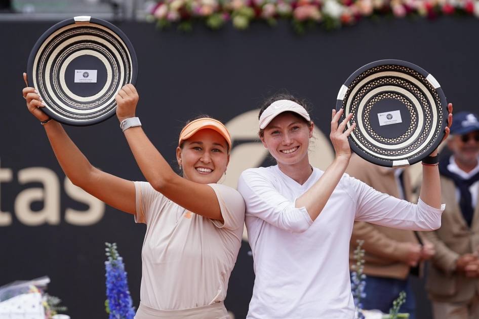 Rakhimova y Bucsa, con sus trofeos en Bogotá.