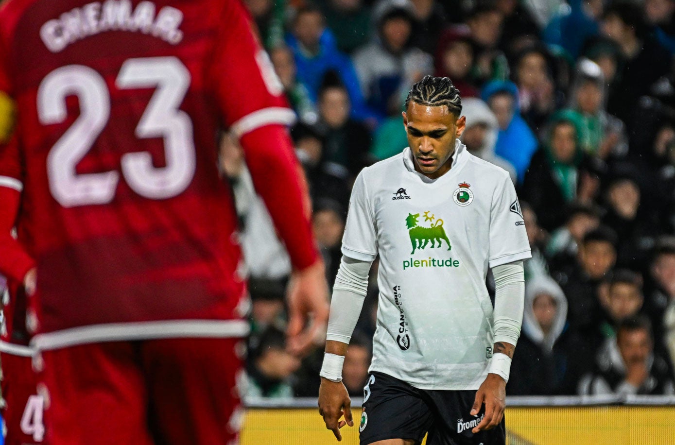 Jordi Mboula, cabizbajo después de que el equipo no pudiese sumar los tres puntos. 