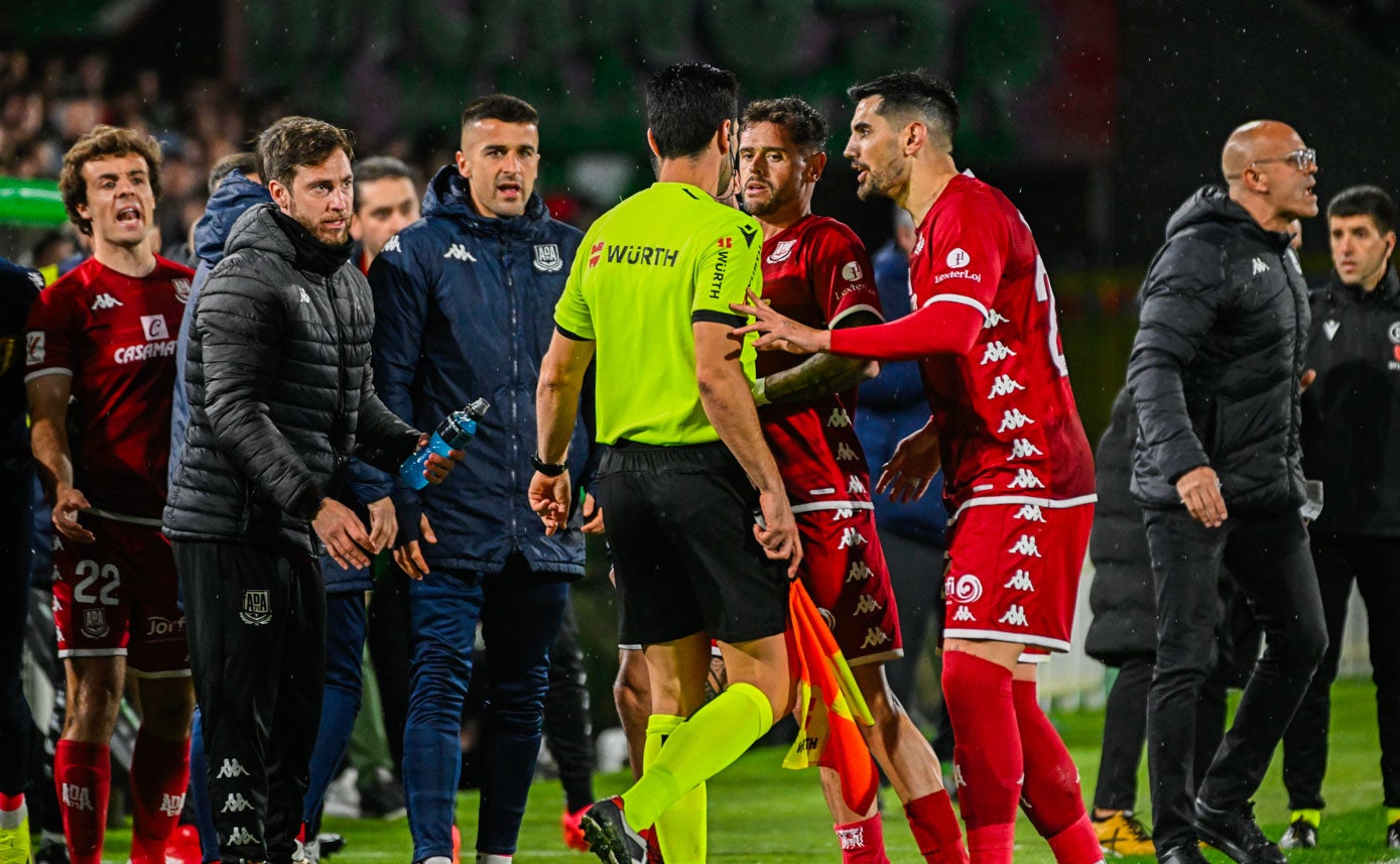 Los jugadores del Alcorcón reclaman una acción al colegiado del encuentro. 