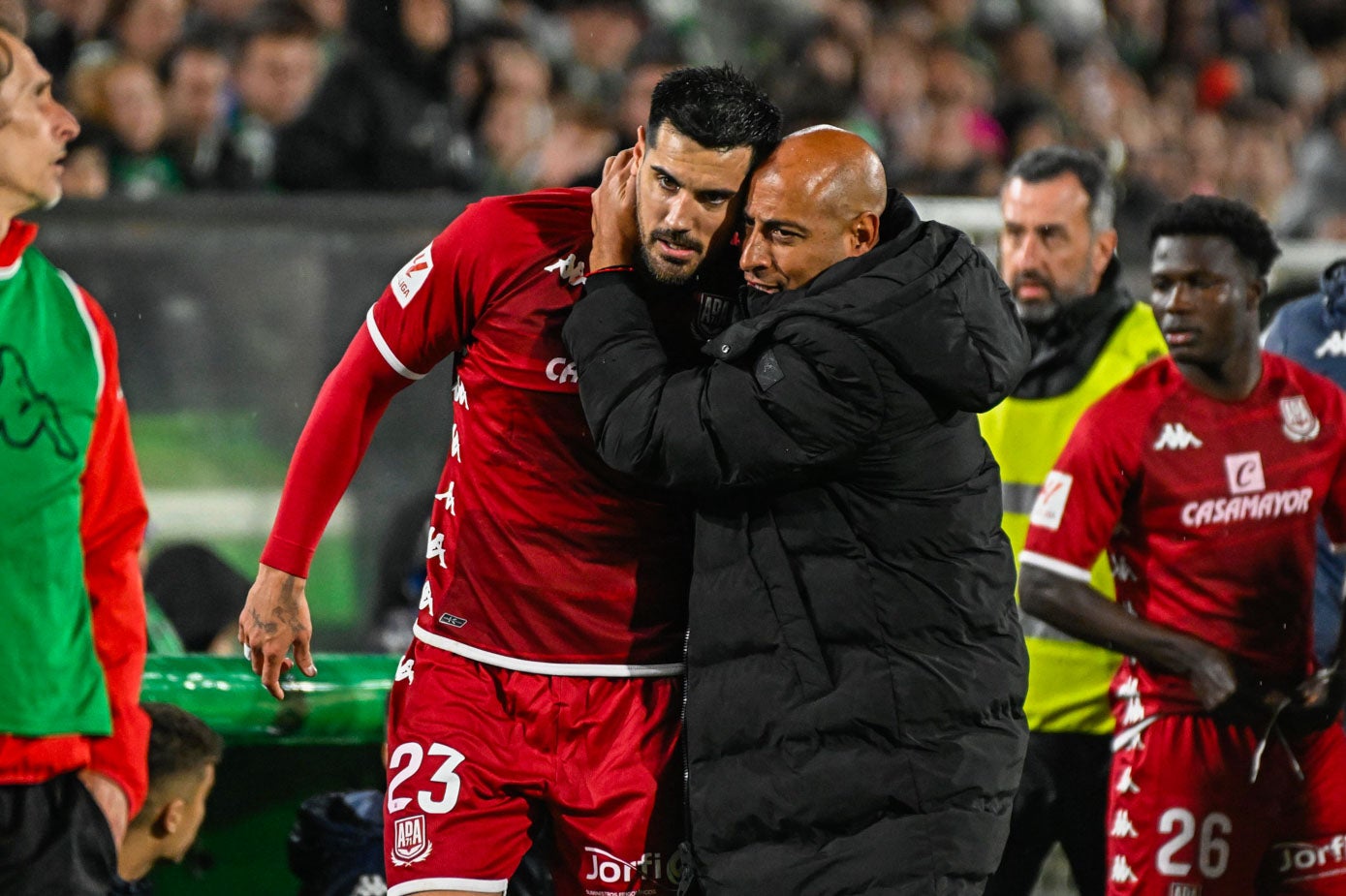 Nafti abraza a Chema, que fue expulsado, y poco después el propio entrenador también recibió la roja. 